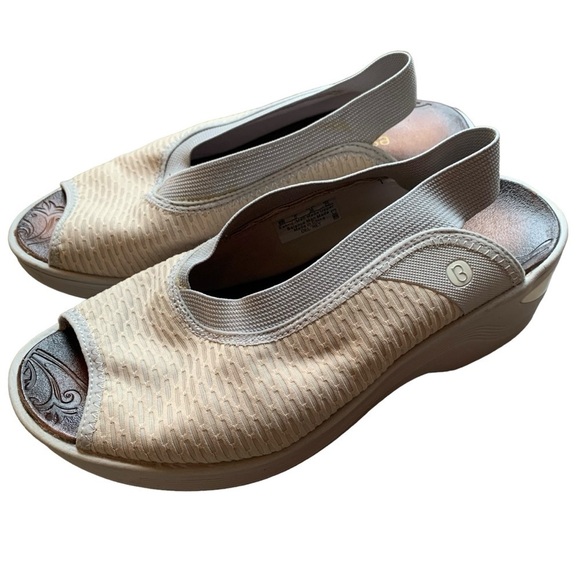 BZEES Del'Rey Ivory Beige Fabric Wedge Slingback Sandals Women's sz 8 Wide - Picture 2 of 10